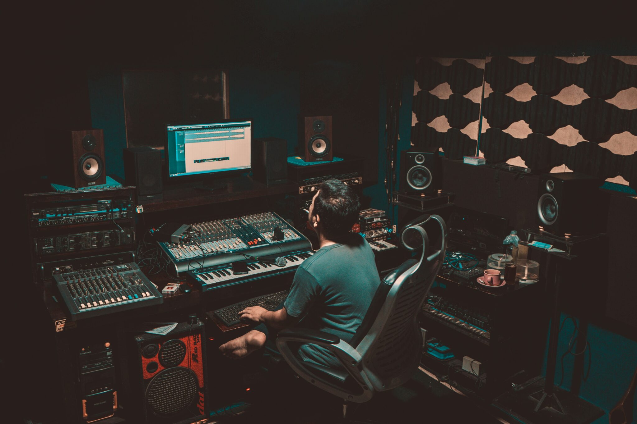 Devenir producteur de musique (formations, métier, salaire)